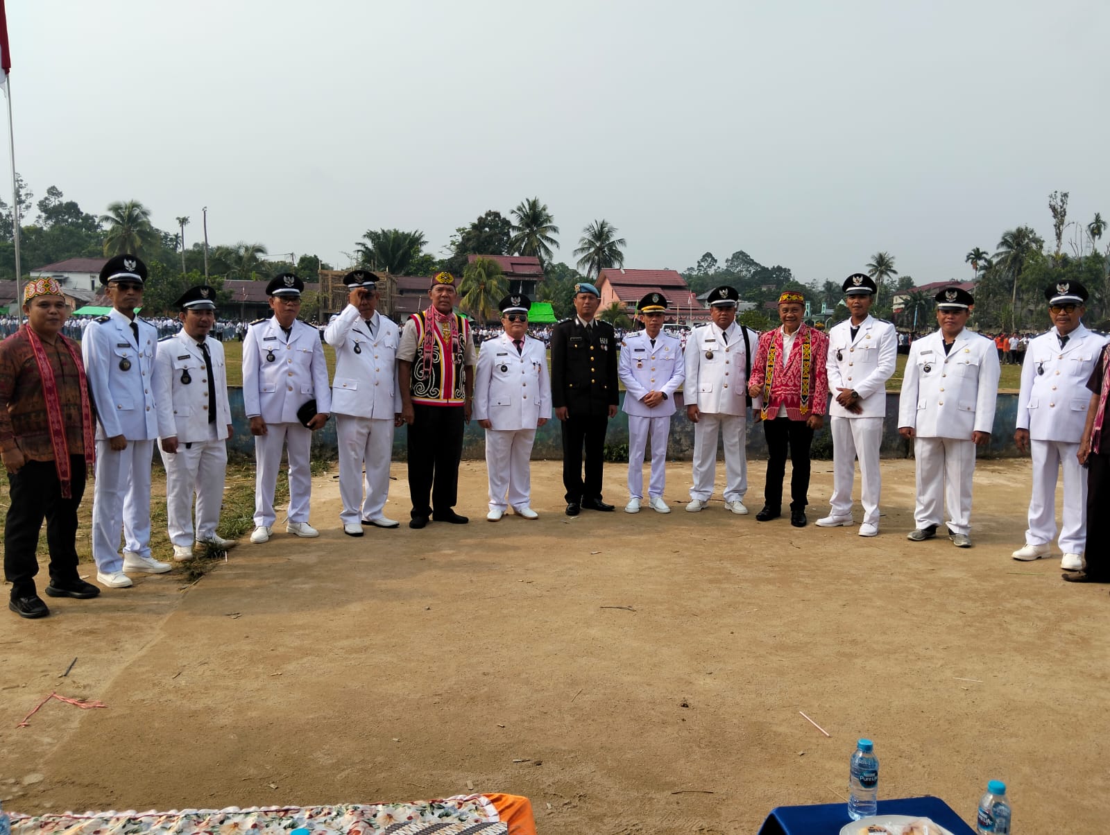 “Foto Bersama Kepala Desa se-Kecamatan Menyuke dalam Rangka Memperingati HUT ke-81 Kemerdekaan Republik Indonesia.”